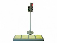 Электрифицированная модель транспортного и пешеходного светофоров на стойке и основании с "Виртуальным учителем" и с панелью образцами тактильной тротуарной плитки для слепых и слабовидящих пешеходов - fgospostavki.ru - Салехард